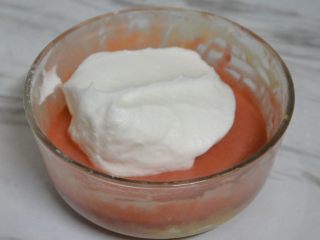 红丝绒+戚风蛋糕,拿三分之一蛋白霜倒入面糊里，切拌均匀