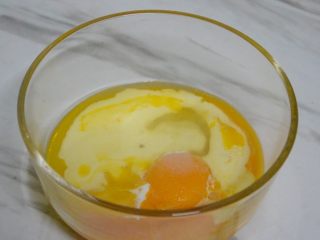 红丝绒+戚风蛋糕,蛋黄里倒入玉米油、牛奶、细砂糖A