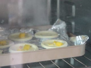 芒果蛋挞,烤箱预热180°，放中下层烤20分钟