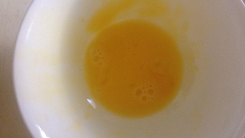 一次发酵的彩虹小餐包 ,鸡蛋选偏大的 留一点出来 最后表面刷蛋液用