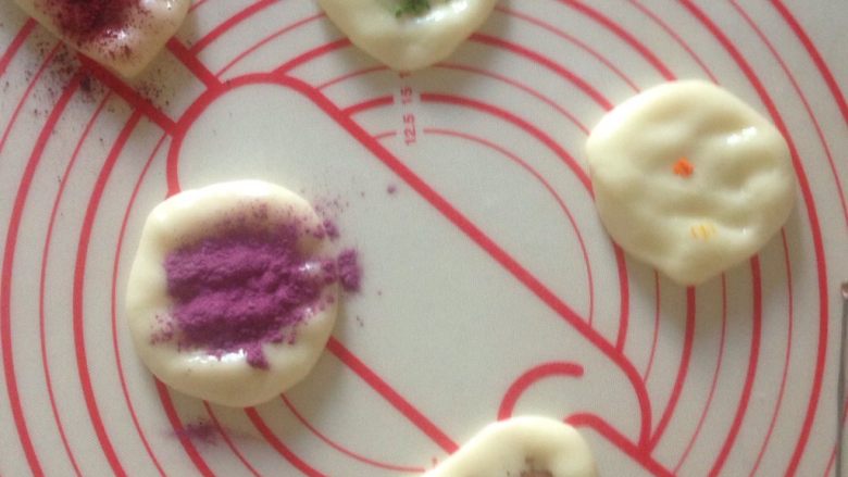 一次发酵的彩虹小餐包 ,分别加入紫薯粉 红曲粉 可可粉 抹茶粉 黄色是DR的色粉 揉匀