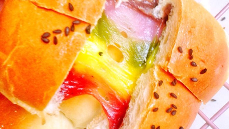 一次发酵的彩虹小餐包 ,掰开一个小餐包 美丽的彩虹 惊艳吧？