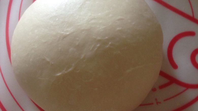 一次发酵的彩虹小餐包 ,面包面团揉到表面能看到膜泡 轻摔几下 把面团收圆