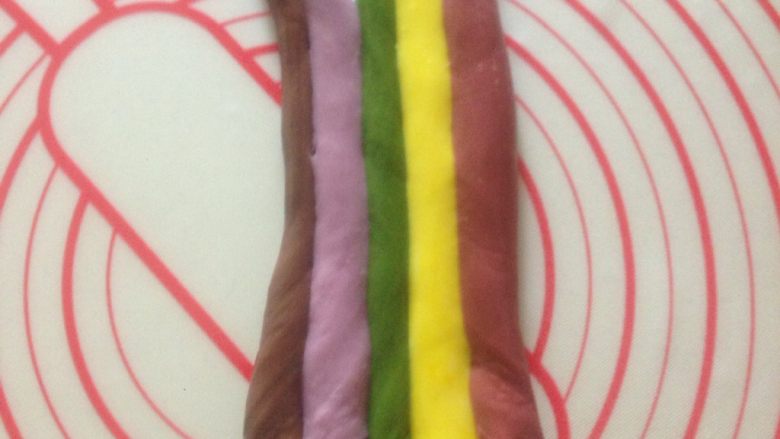一次发酵的彩虹小餐包 ,揉好的彩色面团 按顺序排好 喜欢色彩的 可做更多的颜色