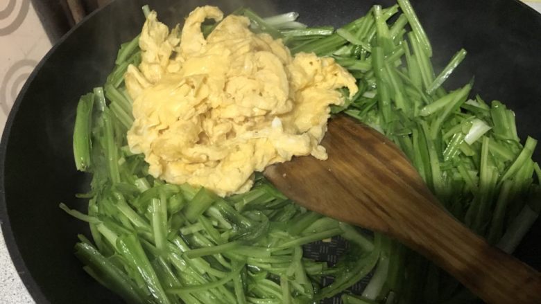 快手菜—青龙菜炒蛋,倒入炒熟的鸡蛋。翻匀起锅。