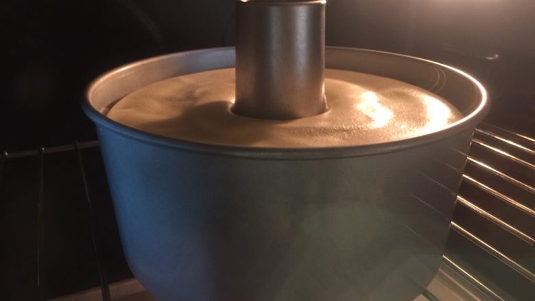 日式戚风蛋糕,面糊倒入模具中，上下火170°C烘烤35-45min。