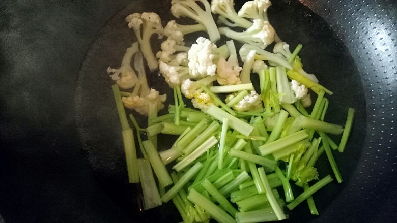 稻花香茄汁虾仁饭,锅里烧适量水 水开后焯芹菜，花菜。