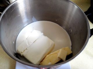 轻乳酪蛋糕,奶油奶酪，黄油，淡奶油，牛奶都倒入锅里