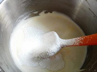 轻乳酪蛋糕,加入玉米淀粉1和牛奶，拌匀