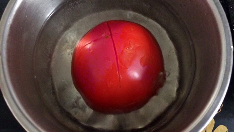 百变鸡蛋＋星星番茄鸡蛋饼,放入开水中烫一下，更容易去皮