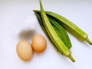 #百变鸡蛋#秋葵蒸蛋羹,准备秋葵和鸡蛋（秋葵没用那么多，请忽略）。