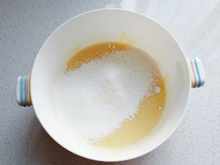 百变鸡蛋+蕾丝鸡蛋饼,鸡蛋一个搅散，先加入一半的牛奶和面粉；（分次加入容易搅拌）