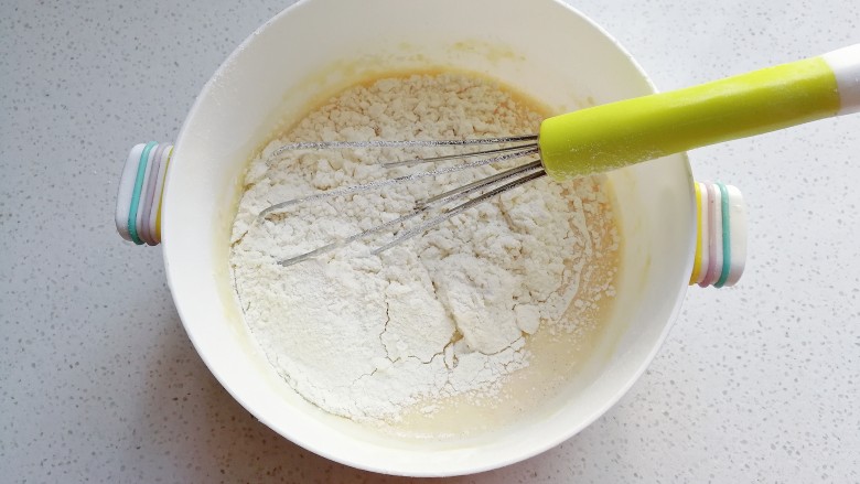百变鸡蛋+蕾丝鸡蛋饼,再继续加入剩下的牛奶和面粉，继续搅拌均匀；