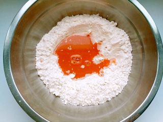 榨菜肉丝胡萝卜面,将榨好的胡萝卜汁放入面粉中，加少许的盐。