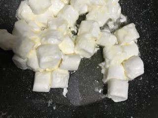 网红雪花酥,黄油小火融化成液体倒入棉花糖