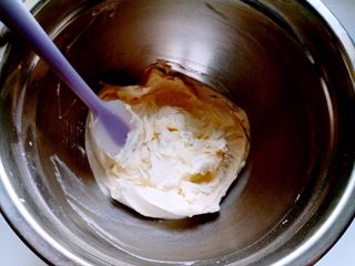 香葱咸曲奇,搅拌到一定程度，用橡皮刮刀将边缘刮入中间，继续搅打，这样可以保证搅拌程度一致。