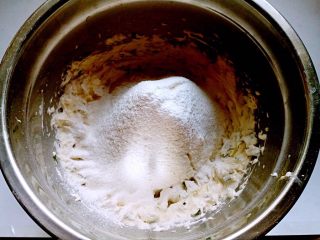 香葱咸曲奇,加入过筛的低粉。