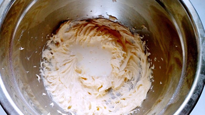 香葱咸曲奇,分三次加入打发的黄油中，每次都充分打匀后再加入下一次。
