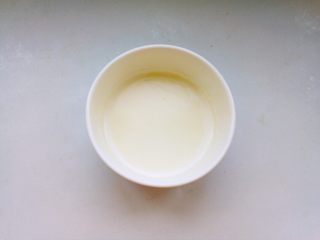 香葱咸曲奇,淡奶油隔水加热到温热的程度。
注：天冷微微加热，天热不需要。