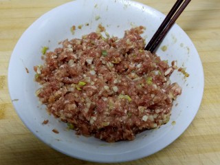 羊肉白萝卜饺子,将所有食材放入碗中，搅拌均匀。