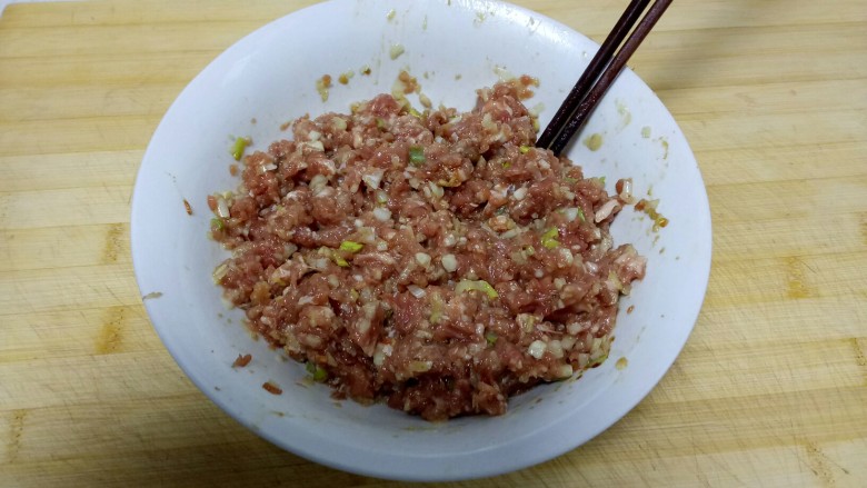 羊肉白萝卜饺子,将所有食材放入碗中，搅拌均匀。