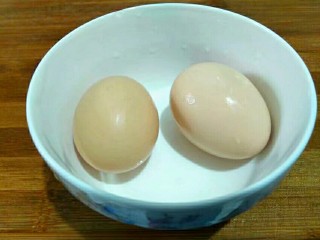 百变鸡蛋＋菠菜鸡蛋饼,准备鸡蛋两个