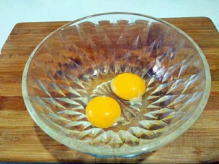 百变鸡蛋＋菠菜鸡蛋饼,鸡蛋打到碗里