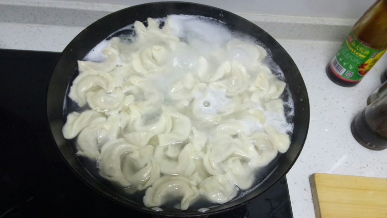 羊肉白萝卜饺子,锅中放入适量水，水开后放入饺子，煮8分钟。