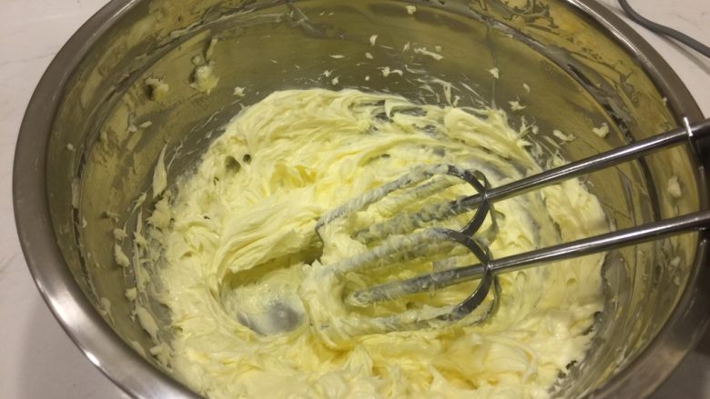 小熊珍妮曲奇
云顶曲奇,把所有的糖粉倒入黄油，先用打蛋头搅几圈，然后再开启打发，以免糖粉溅出。
