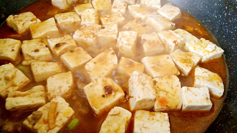 家常味~辣烧豆腐,放进之前煮好的豆腐块，烧3到5分钟