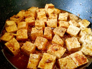 家常味~辣烧豆腐,看水份有点收干，即可加花椒粉，胡椒粉，盐，鸡精