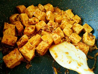 家常味~辣烧豆腐,铲子拌匀，充分收汁