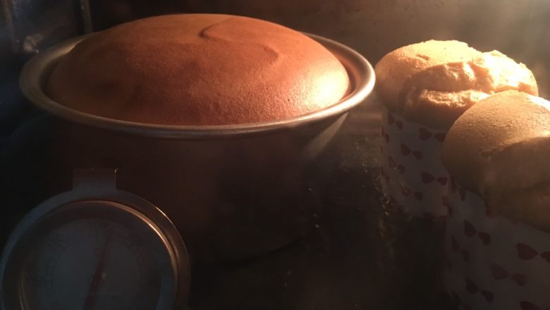 焦糖戚风蛋糕,烤箱预热160度，烤约45分钟