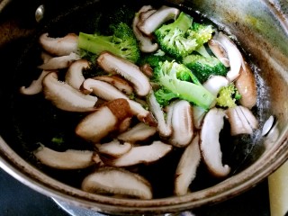 茄汁虾仁海参 宴客滋补菜,煮海参的时候，将香菇、西蓝花、虾焯水