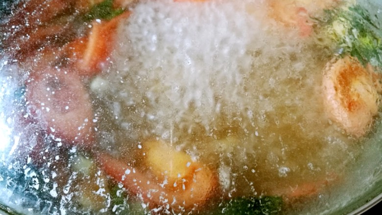 茄汁虾仁海参 宴客滋补菜,加水600ml，大火烧开，改小火煮20分钟