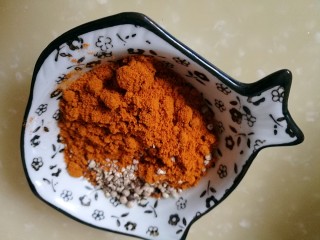 茄汁虾仁海参 宴客滋补菜,准备好咖喱粉、番茄酱和胡椒粉