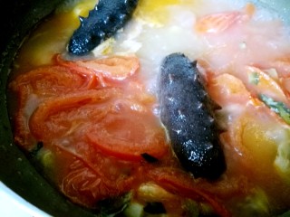 茄汁虾仁海参 宴客滋补菜,在锅中加入海参，改中火煮20分钟