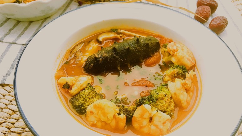 茄汁虾仁海参 宴客滋补菜,这样一道茄汁虾仁海参羹汤，不仅是美味佳肴，还能滋阴又补阳，高能低卡又塑身呢。