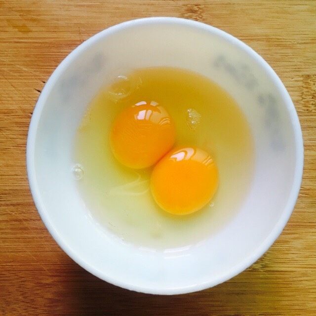 #百变鸡蛋#海参蒸蛋,将鸡蛋打入碗里