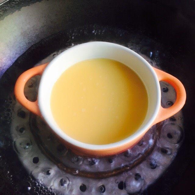 #百变鸡蛋#海参蒸蛋,锅里加水烧开把器皿放在蒸格上