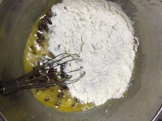 蔓越梅饼干,加入低筋面粉搅拌均匀