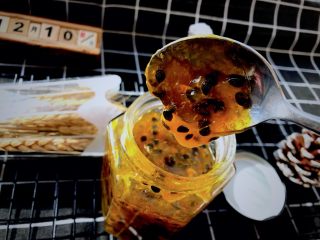 百香果酱-美味封瓶,趁热装瓶，倒扣。待凉透放在冰箱保存。