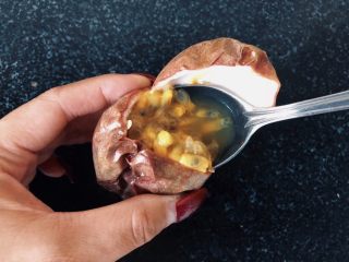 百香果酱-美味封瓶,切开，用勺子挖出百香果肉