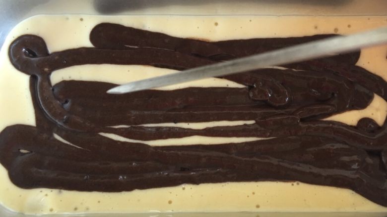 巧克力蛋糕,用尖状物稍微搅拌一下