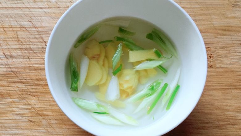 萝卜肉丸汤,先将姜切片、葱白切小段，放适量温开水泡上备用。