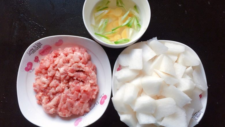 萝卜肉丸汤,将猪肉洗净控干水分剁成末。