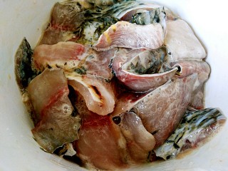 麻辣水煮鱼,抓匀，腌制几分钟