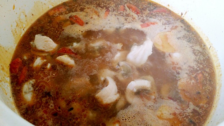 麻辣水煮鱼,炒好的鱼片放进锅里