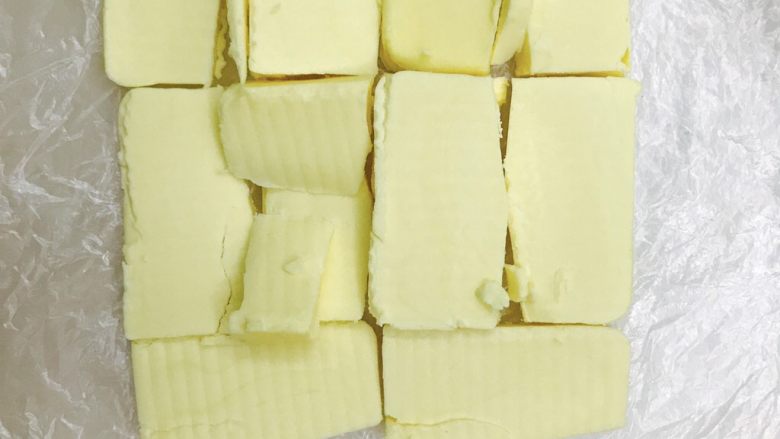 网红脏脏包,裹入黄油可以买片状黄油，也可以把黄油切片拼接一起