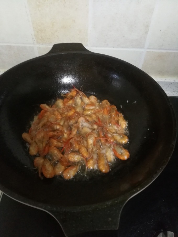 薯条爱上虾,虾放入锅内炸，大概3分钟左右盛出
